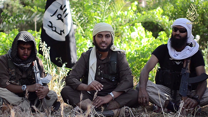 An image grab uploaded on June 19, 2014 by Al-Hayat Media Centre shows Abu Muthanna al-Yemeni (C), believed to be Nasser Muthana, a 20-year-old man from Cardiff, Wales, speaking in an online video titled "There is no life without Jihad" from an undisclosed location (AFP Photo / HO)