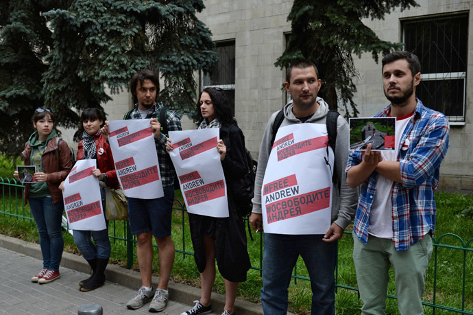 Participants in the action in support of Rossiya Segodnya special photo correspondent Andrei Stenin who was reported missing in Ukraine by the Ukrainian Embassy in Moscow. (RIA Novosti/Valeriy Melnikov)