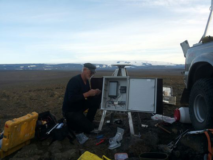 A new GPS station being mounted near Gjallandi, north of Vonarskaro. Baroarbunga in the distance. August 27, 2014. (Courtesy of Icelandic Met Office)