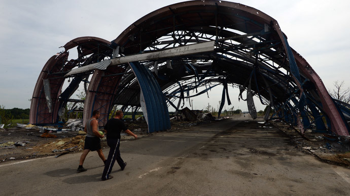 Men near the destroyed checkpoint "Dolzhansky" in Lugansk region.(RIA Novosti / Mikhail Voskresenskiy)