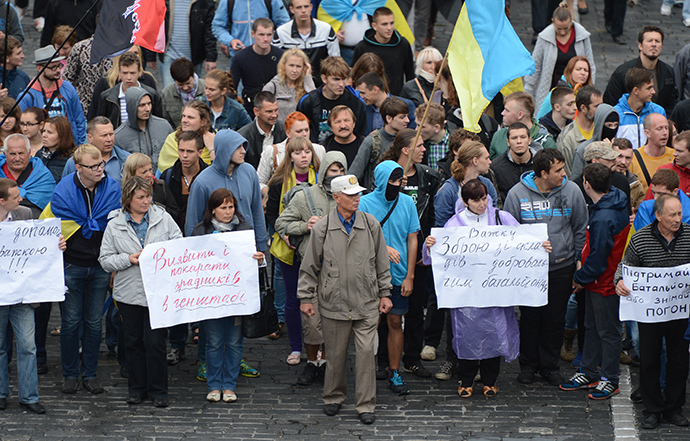 Protesters demand Ukrainian troops surrounded in the south-east of the country should be saved (RIA Novosti / Evgeny Kotenko)