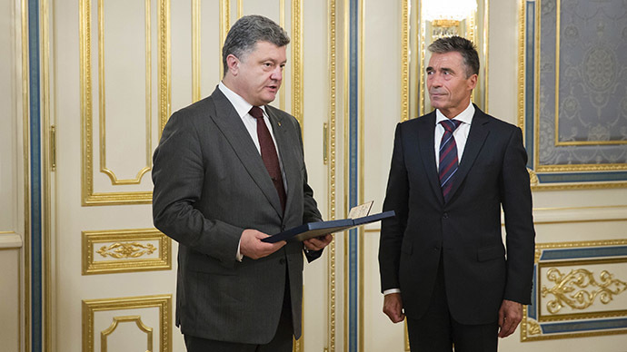 Ukraine's President Petro Poroshenko (L) speaks during his meeting with NATO Secretary General Anders Fogh Rasmussen during their meeting in Kiev, August 7, 2014. (Reuters / Mikhail Palinchak)