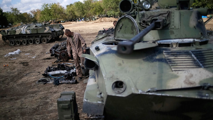 Ukrainian army servicemen repair an armoured vehicle at their position near Debaltseve, Donetsk region, August 29, 2014.(Reuters / Gleb Garanich)