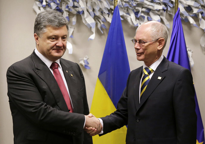 President of European Council Herman Van Rompuy (R) shakes hands with Ukrainian President Porochenko before a meeting at the EU Headquarters in Brussels. (AFP Photo/Virginia Mayo)