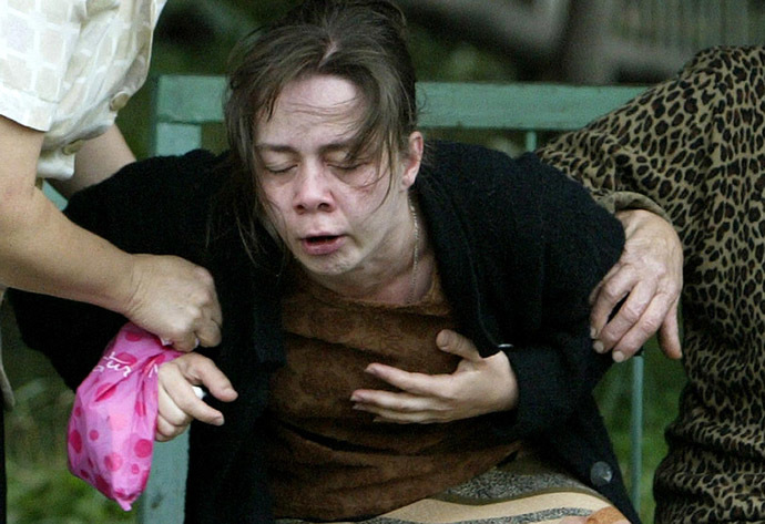 Woman reacts after finding her relatives among the dead bodies of Beslan hostage crisis in the yard of the morgue in Vladikavkaz, North Ossetia, 05 September 2004. (AFP Photo)