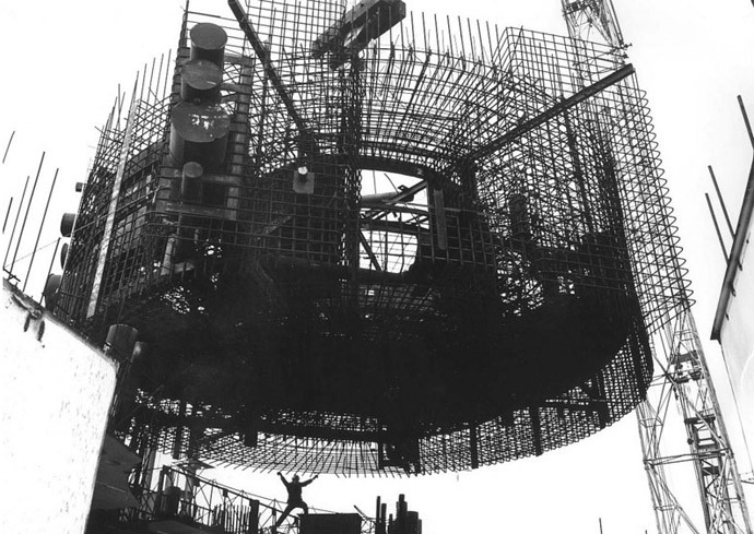Installation of reinforced shell for the first reactor of Zaporizhia NPP to be filled with concrete, 1982. Photo from seogan.ru