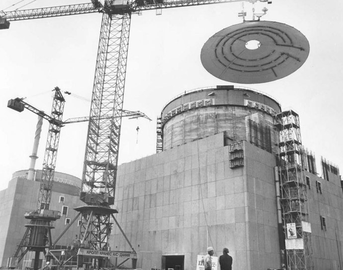 Installation of reinforced protection dome atop the first reactor installation of Zaporizhia NPP, 1982. Photo from seogan.ru