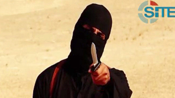 An image grab taken from a video released by the Islamic State (IS) and identified by private terrorism monitor SITE Intelligence Group on September 2, 2014 purportedly shows a masked militant holding a knife and gesturing as he speaks to the camera in a desert landscape before beheading 31-year-old US freelance writer Steven Sotloff. (AFP Photo)