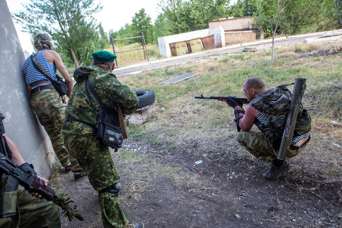 Members of the self-defense forces during the combat operations in the town of Shakhtyorsk near Donetsk. (RIA Novosti/Andrey Stenin)