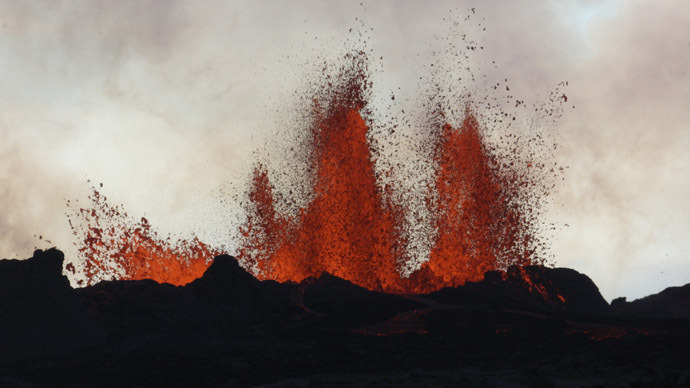 Stunning Icelandic lava flows illuminate desolate landscape (VIDEO)