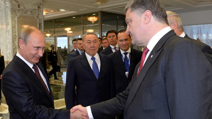Russia's President Vladimir Putin (L) and Ukraine's President Petro Poroshenko (R) shake hands during a summit in Belarus' capital of Minsk on August 26, 2014.(AFP Photo / Sergei Bondarenko )