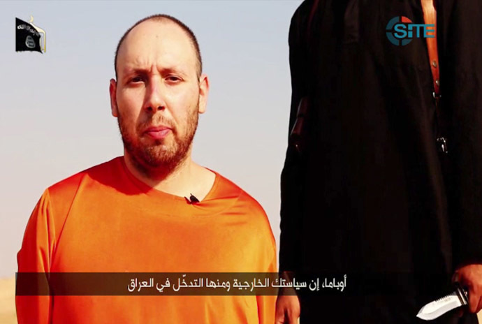 An image grab taken from a video released by the Islamic State (IS) and identified by private terrorism monitor SITE Intelligence Group on September 2, 2014, purportedly shows 31-year-old US freelance writer Steven Sotloff dressed in orange and on his knees in a desert landscape speaking to the camera before being beheaded by a masked militant (R). (AFP Photo)