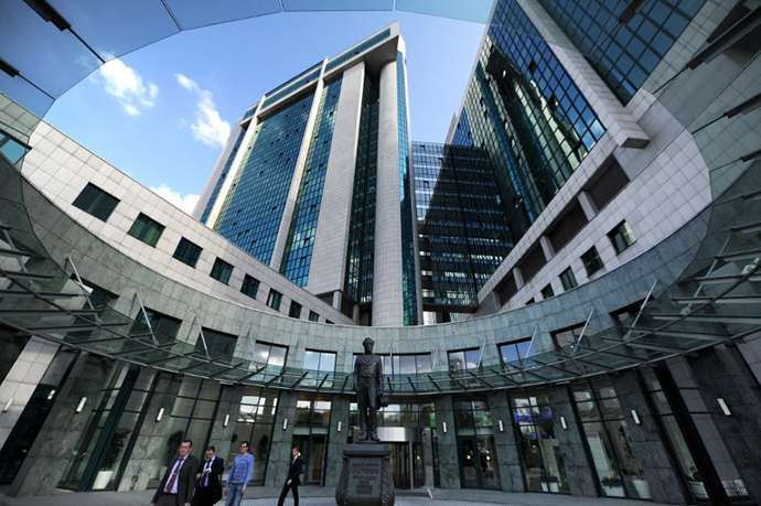 People walk past Sberbank's headquarters in Moscow (AFP Photo / Andrey Smirnov)