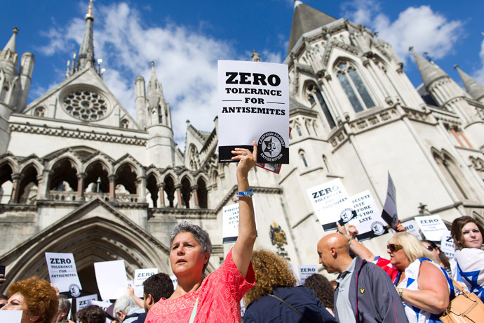 Jewish groups protest outside the Royal Courts of Justice in London on August 31, 2014.(AFP Photo / Justin Tallis)