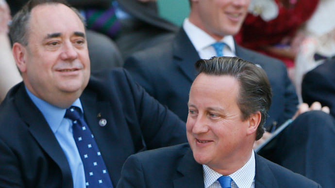 Britain's Prime Minister, David Cameron (R) and Scotland's First Minister Alex Salmond.(Reuters / Stefan Wermuth)