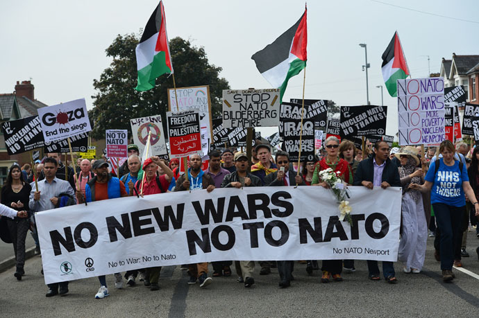 Demonstrators take part in a protest march against the 2014 NATO Summit in Newport, Wales, on September 4, 2014. (AFP Photo)
