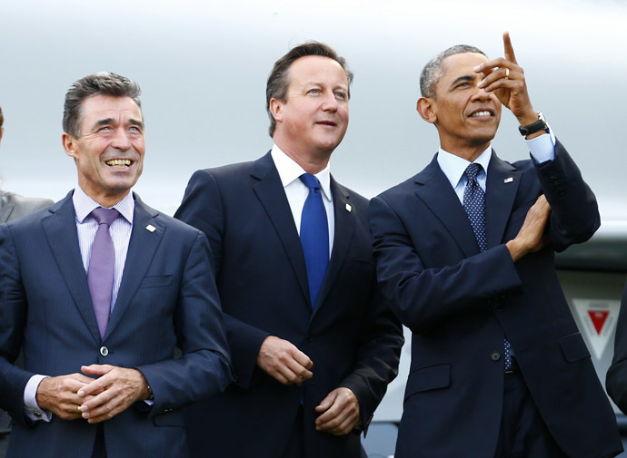 (L-R) NATO Secretary-General Anders Fogh Rasmussen, Britain's Prime Minister David Cameron and U.S. President Barack Obama watch a fly-past by the Red Arrows during the NATO summit at the Celtic Manor resort, near Newport, in Wales September 5, 2014.(Reuters/Andrew Winning)