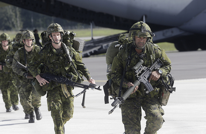 U.S.173 airborne brigade soldiers leave a C-17 aircraft during the "Steadfast Javelin II" military exercise in the Lielvarde air base, September 6, 2014. (Reuters / Ints Kalnins)