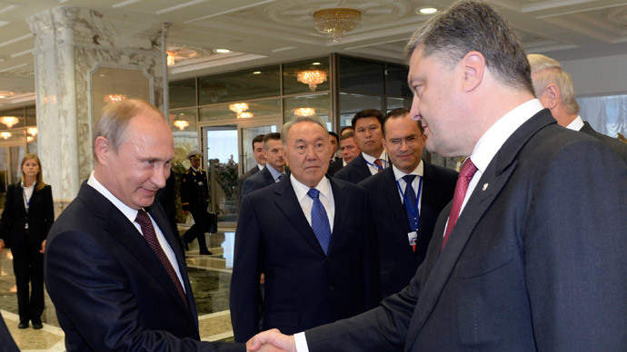 Russian President Vladimir Putin (L) shakes hands with his Ukrainian counterpart Petro Poroshenko, as Kazakh President Nursultan Nazarbayev (C) stands nearby, in Minsk August 26, 2014.(Reuters / Sergei Bondarenko)