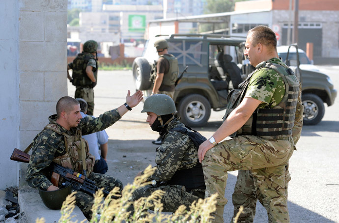 Ukrainian servicemen stand guard on September 7, 2014 at a Ukrainian army checkpoint on the outskirts of the key southeastern port city of Mariupol, after an overnight bombing attack.(AFP Photo / Alexander Khudoteply)