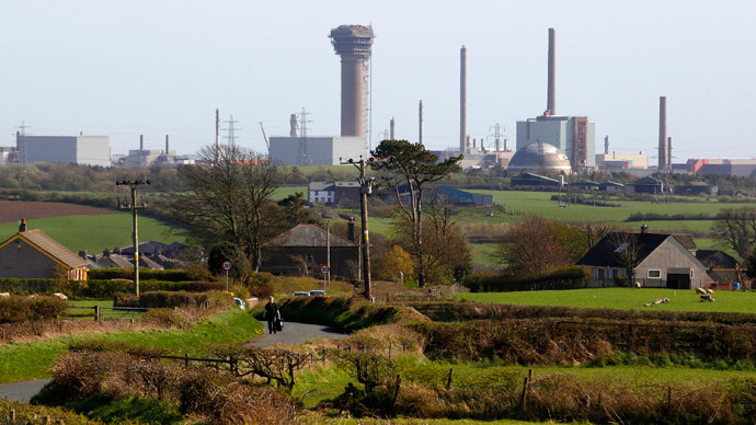 A man walks along a road near the Sellafield nuclear reprocessing site near Seascale in Cumbria, England.(Reuters / David Moir)