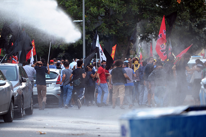 Turkish riot police use water cannons during a clash with protesters on September 7, 2014 in Istanbul. (AFP Photo / Ozan Kose)