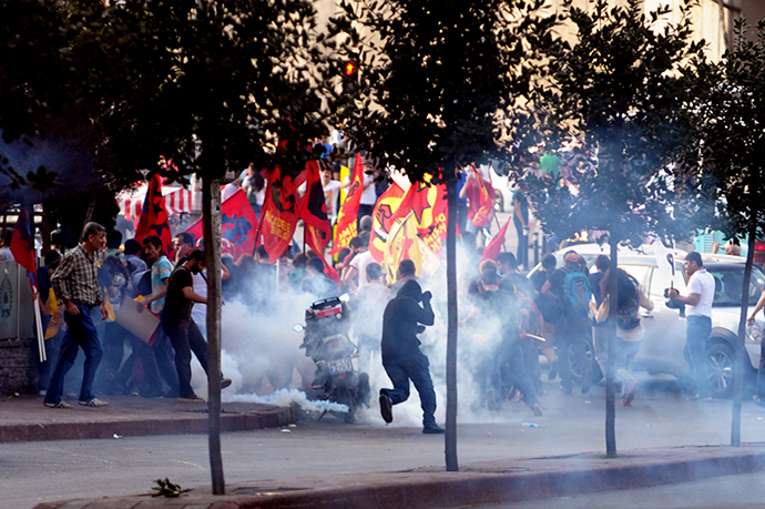 Turkish riot police use tear gas and water cannons during a clash with protesters on September 7, 2014 in Istanbul. (AFP Photo / Ozan Kose)