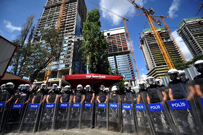 Turkish riot police stand guard during a clash with protesters on September 7, 2014 in Istanbul. (AFP Photo / Ozan Kose)