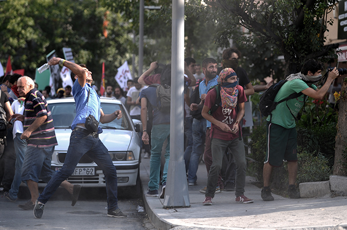 Protestors face Turkish riot police on September 7,2014 in Istanbul. (AFP Photo / Ozan Kose)