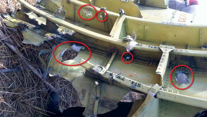 Part of the inside cockpit roof, indicating penetration with objects outside (Image from onderzoeksraad.nl)