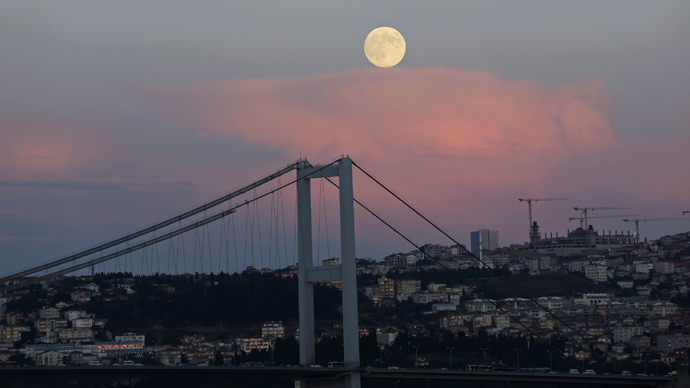A full moon rises over the Bosphorus bridge in Istanbul September 8, 2014.(Reuters/Murad Sezer)