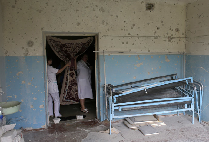 Medical personnel look into the ward of the local hospital damaged during recent shelling in Avdeevka, 5 kilometres north of Donetsk on September 8, 2014. (AFP Photo/Anatolii Stepanov)