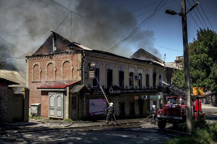 Fire brigade members extinguishing fire in a building hit by a shell during an artillery attack by the Ukrainian Security Forces in Lugansk. (RIA Novosti/Valeriy Melnikov)