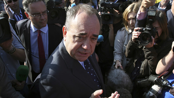 Scotland's First Minister Alex Salmond speaks to members of the media as he campaigns in Edinburgh, Scotland September 10, 2014. (Reuters/Paul Hackett)