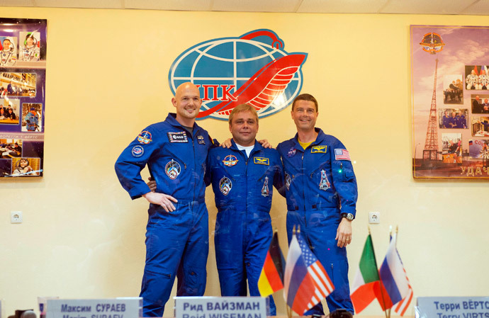 Expedition 40/41 crew members - ESA German astronaut Alexander Gerst, Russian cosmonaut Max Suraev, and US astronaut Reid Wiseman of NASA - pose for a photograph during a press conference prior to the Expedition 40/41 launch of a Soyuz rocket which will connect with the International Space Station (ISS).(AFP Photo / Stephane Corvaja)