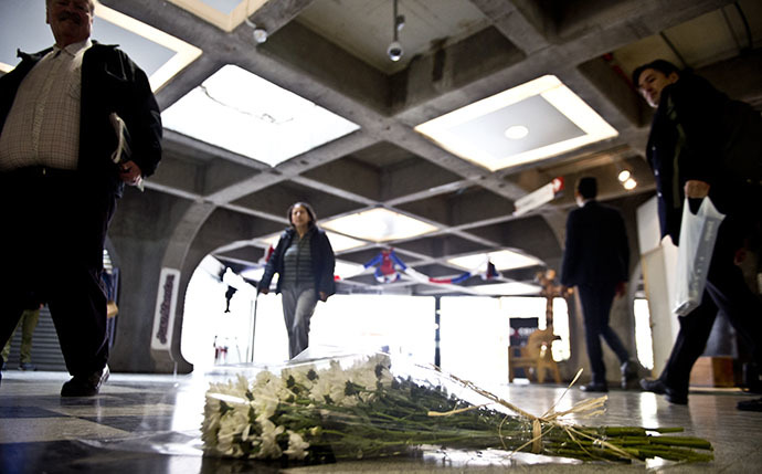 A bunch of flowers lies on the floor at the "Escuela Militar" subway station in Santiago on September 9, 2014. (AFP Photo / Martin Bernetti)