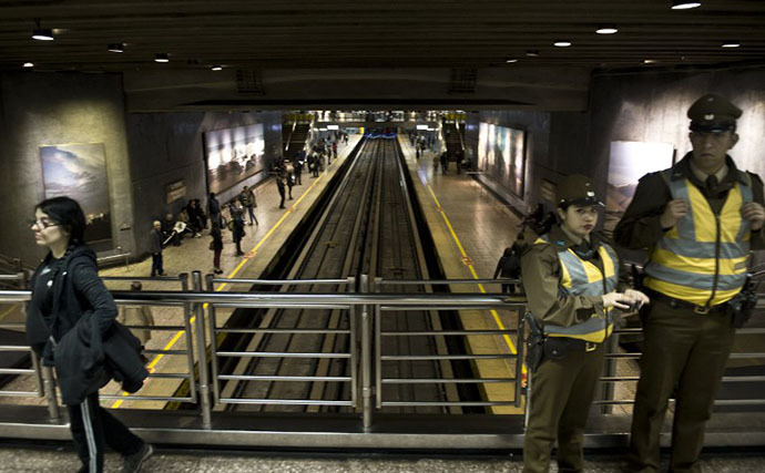 Chilean police officers stand guard inside La Moneda subway station in Santiago on September 9, 2014. (AFP Photo / Martin Bernetti)