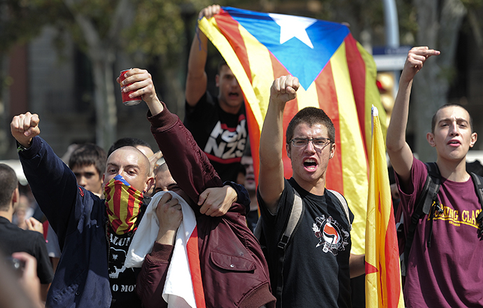 Pro-independentists gesture at anti-independentists demonstrating for the unity of Spain in the centre of Barcelona during Catalonia National Day (Diada) on September 11, 2014. (AFP Photo / Josep Lago)
