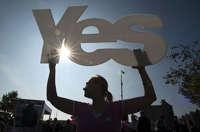 A 'Yes' supporter is pictured during a visit by Scotland's First Minister Alex Salmond in Edinburgh in Scotland, on September 10, 2014, ahead of the referendum on Scotland's independence. (AFP Photo / Lesley Martin)