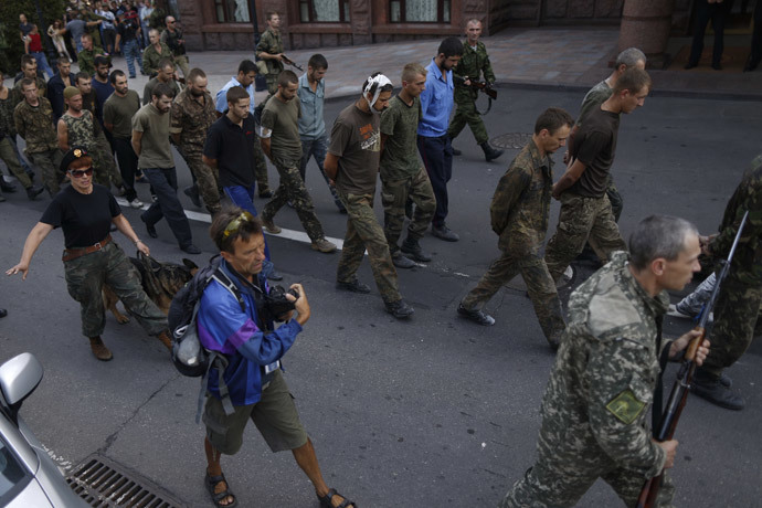 A column of captured Ukrainian servicemen marches along the streets of Donetsk.(RIA Novosti / Maks Vetrov) 