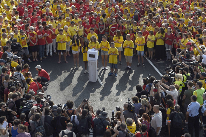 A girl simulates the vote for the independence of Catalonia of November 9 during celebrations of Catalonia National Day (Diada) in Barcelona on September 11, 2014. (AFP Photo/Lluis Gene)