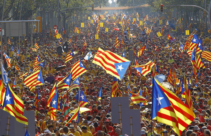 Catalans holding independentist flags (Estelada) gather on Gran Via de les Corts Catalanes during celebrations of Catalonia National Day (Diada) in Barcelona on September 11, 2014. (AFP Photo/Quique Garcia)