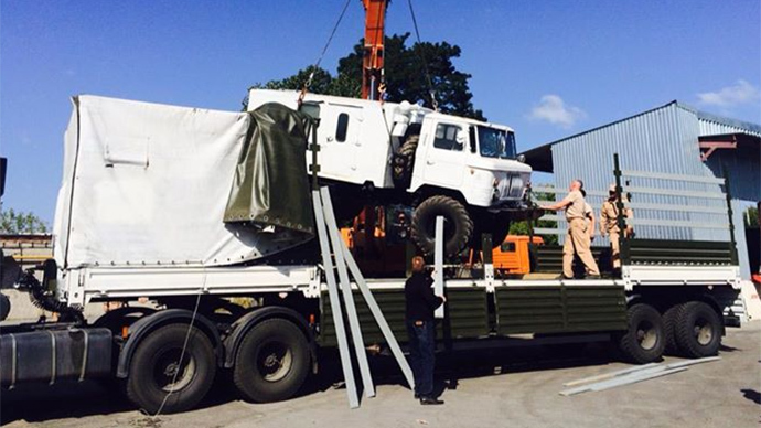 Unloading of Russian humanitarian aid in the city Lugansk in south-eastern Ukraine. (RT / Roman Kosarev)