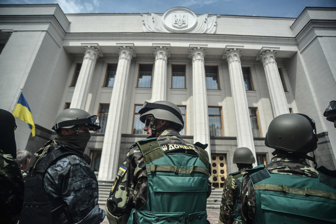 Fighters of the Donbass battalion by the building of the Verkhovna Rada in Kiev. (RIA Novosti/Evgeny Kotenko)