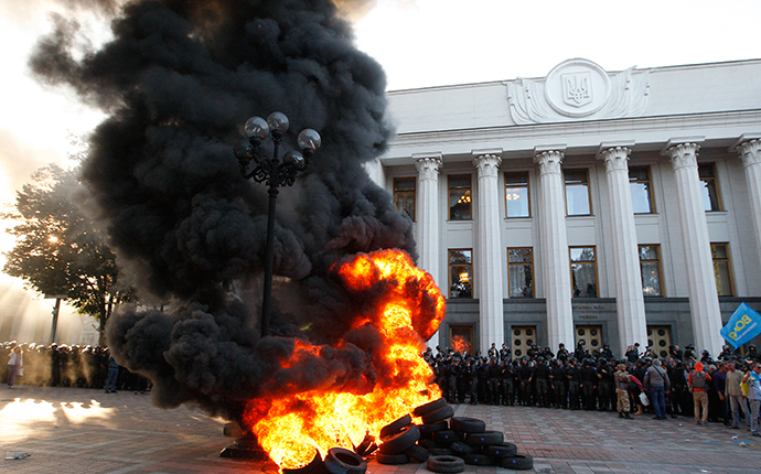 Protesters burn tyres outside the Ukrainian Parliament on September 16, 2014. (AFP Photo / Yuriy Kirnichny)