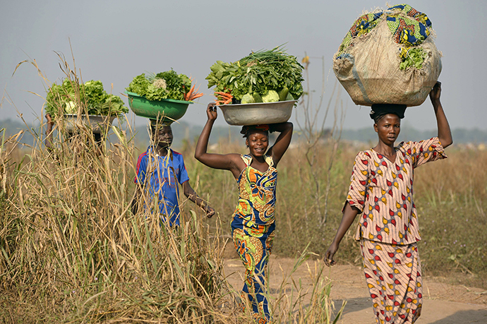 Women come back from the fields to sell vegetables at a market near the internally displacement camp close to the airport in Bangui (AFP Photo / Miguel Medina)