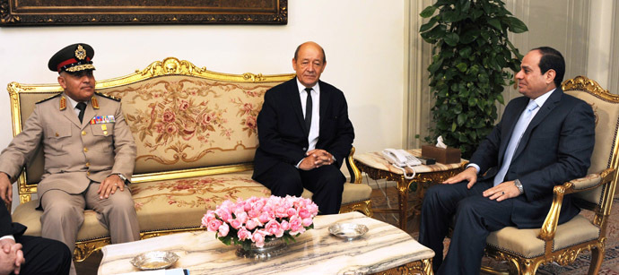 Egyptian President Abdel Fattah al-Sisi (R) meets with French Defence Minister Jean-Yves Le Drian (C) and his Egyptian counterpart General Sedki Sobhi (L) on September 16, 2014 in the capital Cairo. (AFP Photo)