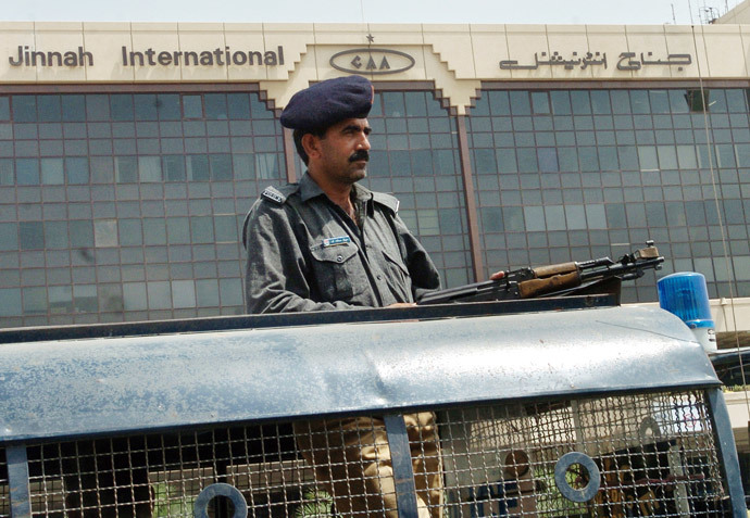A Pakistani policeman stands guard in front of the Jinnah International airport in Karachi (AFP Photo / Rizwan Tabassum) 