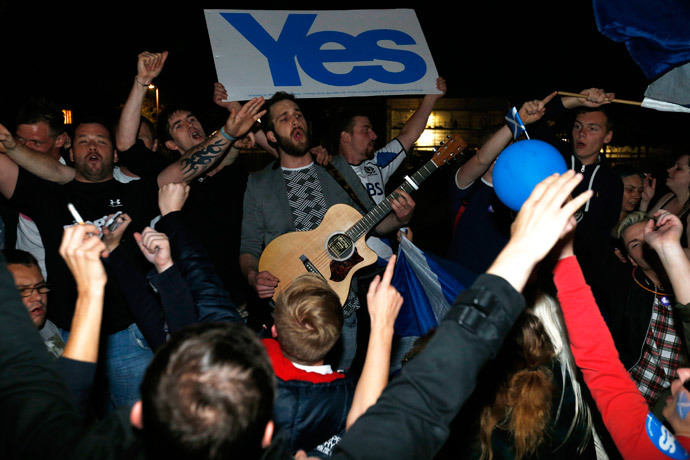 Supporters from the "Yes" Campaign sing outside the Scottish Parliament in Edinburgh, Scotland September 19, 2014. (Reuters / Russell Cheyne)