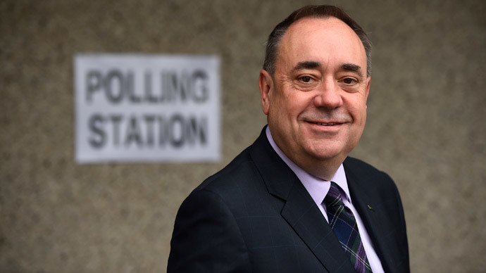 Scotland's First Minister Alex Salmond poses for a photograph before placing his vote during the referendum on Scottish independence in Strichen, Scotland September 18, 2014. (Reuters / Dylan Martinez )